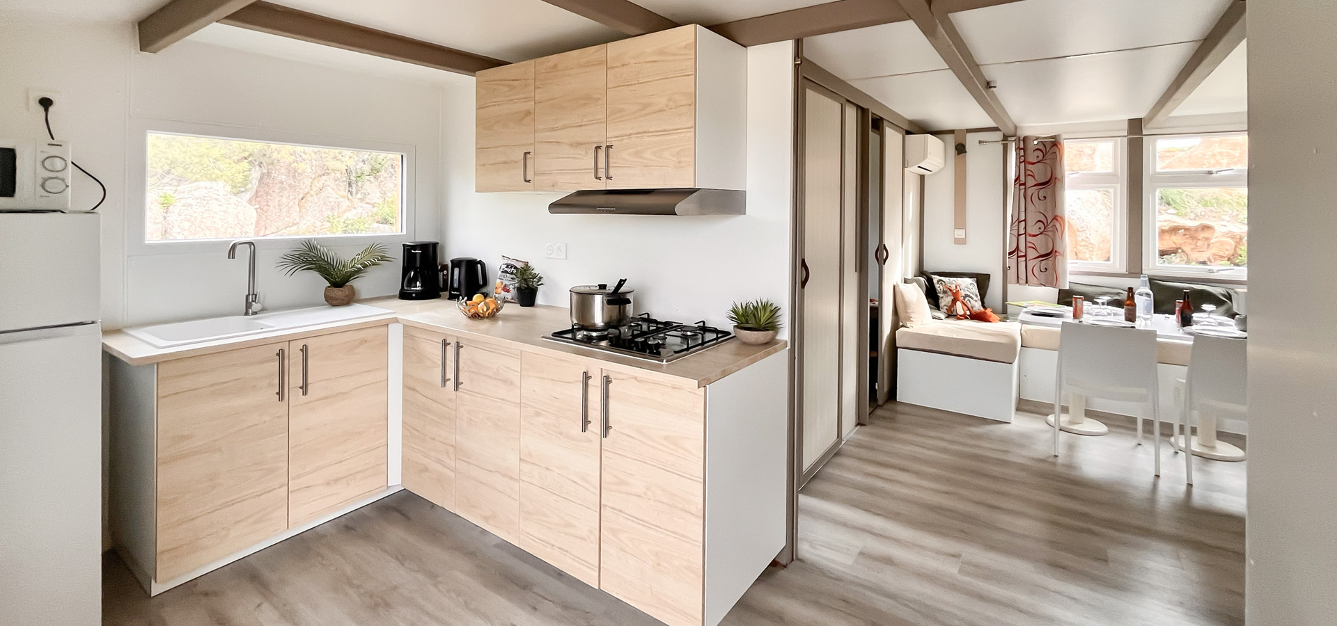 Camping kevano bungalow 3 chambres vue mer cuisine salle a manger